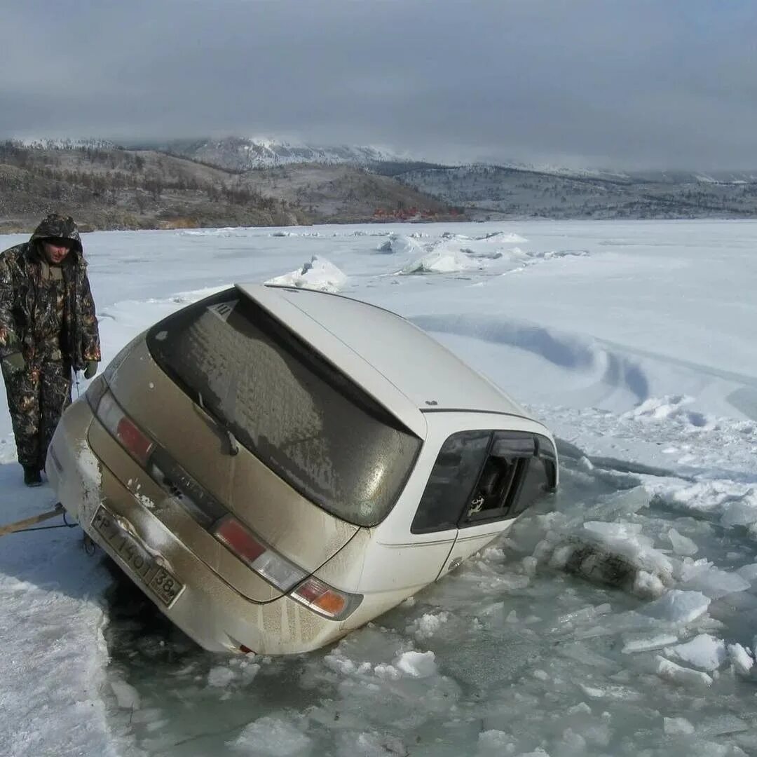 Переехал байкал. Машина во льду. Байкал на машине. Машина на льду Байкала. Байкал зимой на машине.