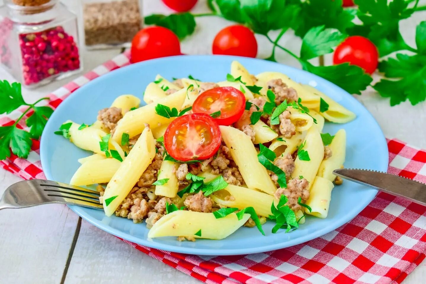 Макароны по флотски. Макароны по флотски в сковороде. Макароны по-флотски с фаршем на сковороде. Макароны по флотски с червяко. Рожки по флотски с фаршем в сковороде.