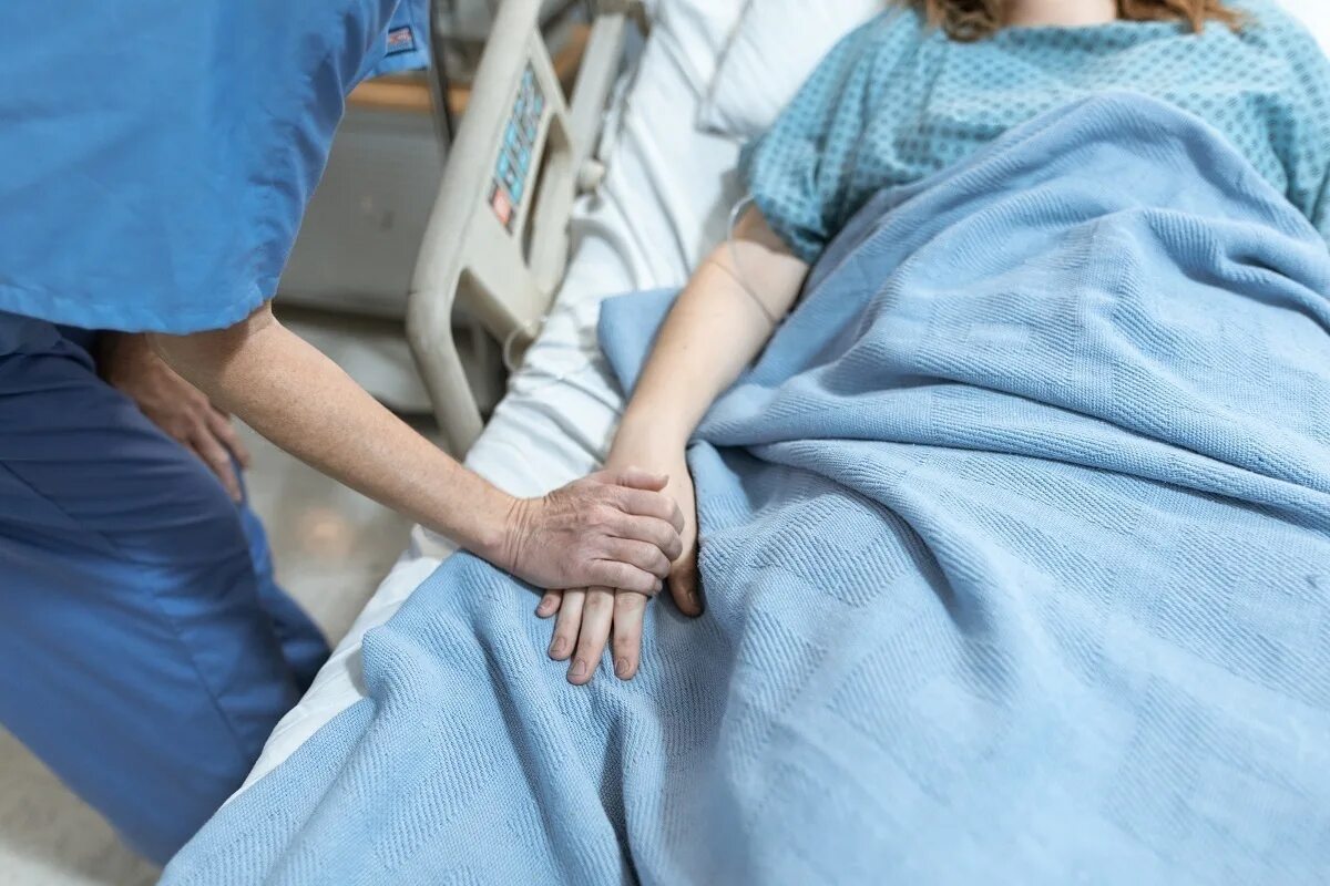 Вещи умершего в больнице. Лежачий пациент. молодые люди в больнице.