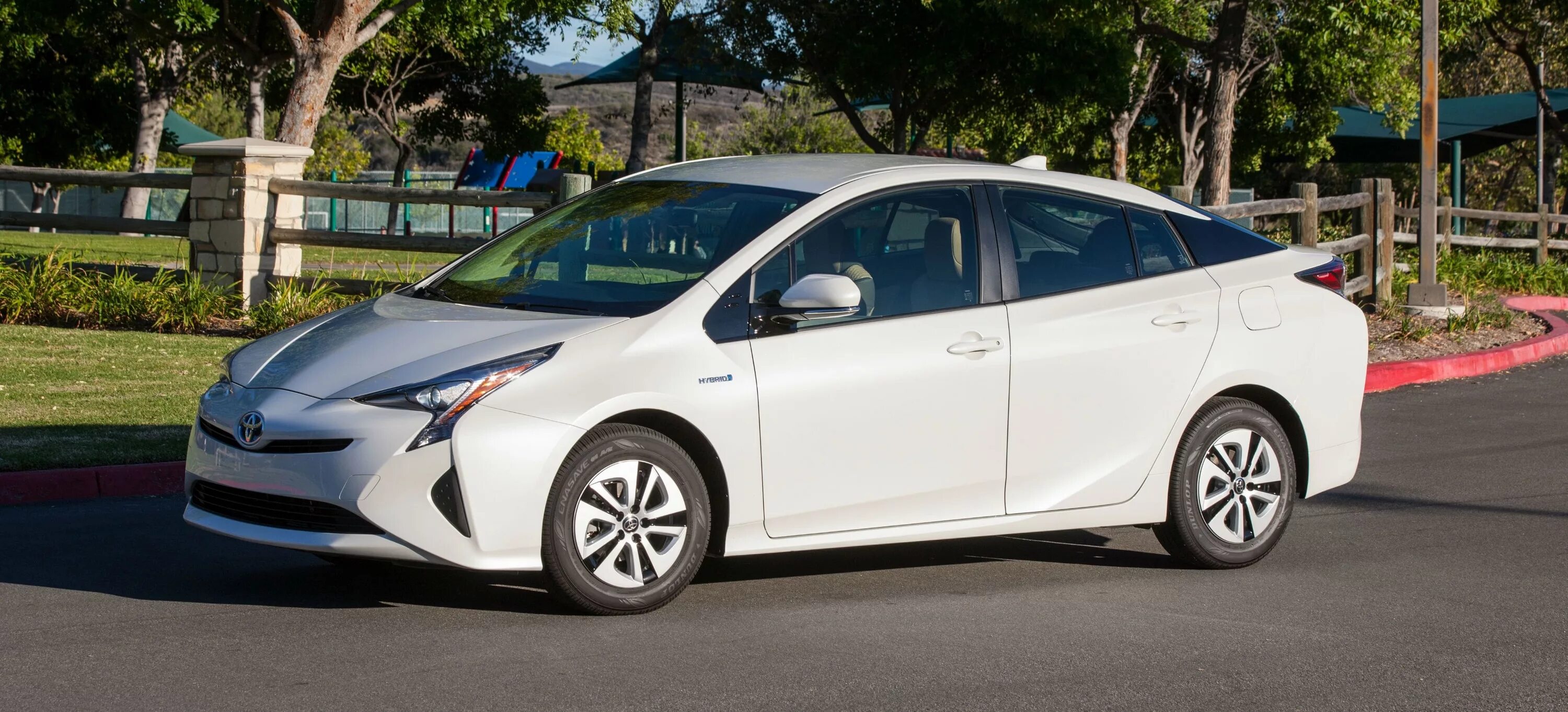 Гибрид в кузове. Toyota Prius Hybrid 2016. Toyota Prius 2015 Hybrid. Тойота Приус гибрид 2016. Тойота Приус 2016 белая.