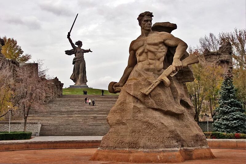 В каком городе стоит памятник героям