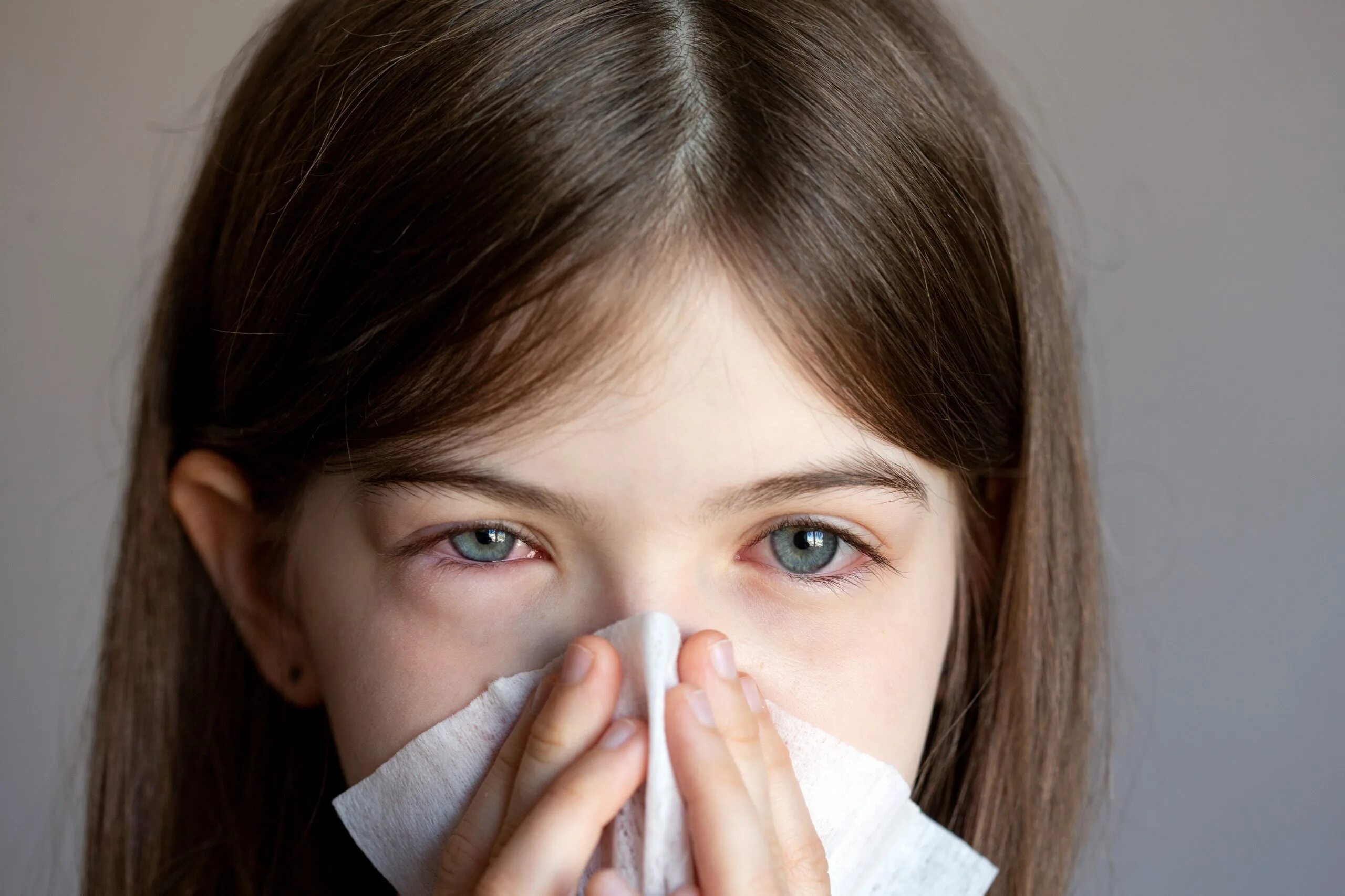 Заложенность носа слезотечение. Аллергия слезотечение. Слезотечение при аллергии.