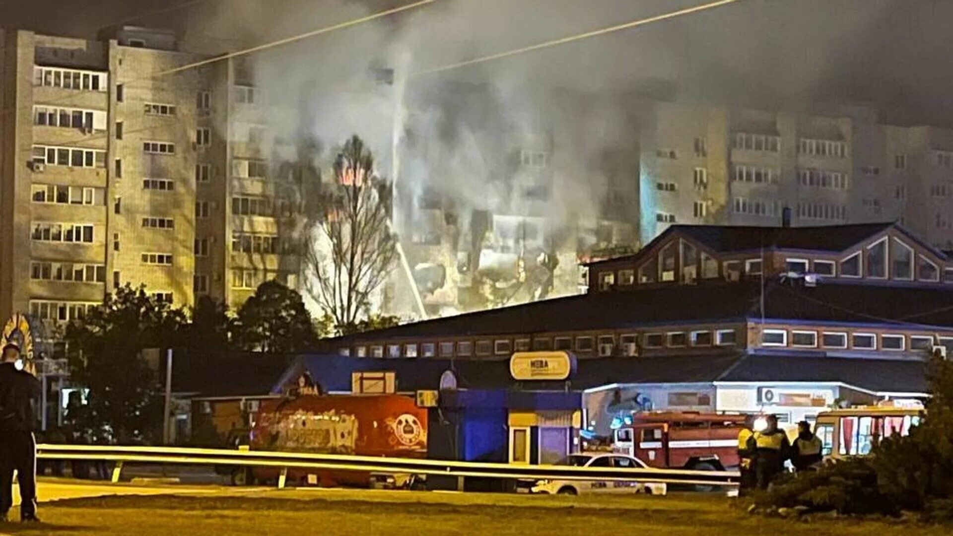 Пожар в городе. Пожар в доме. Огромный пожар. Самолет упал на жилой дом в Ейске.