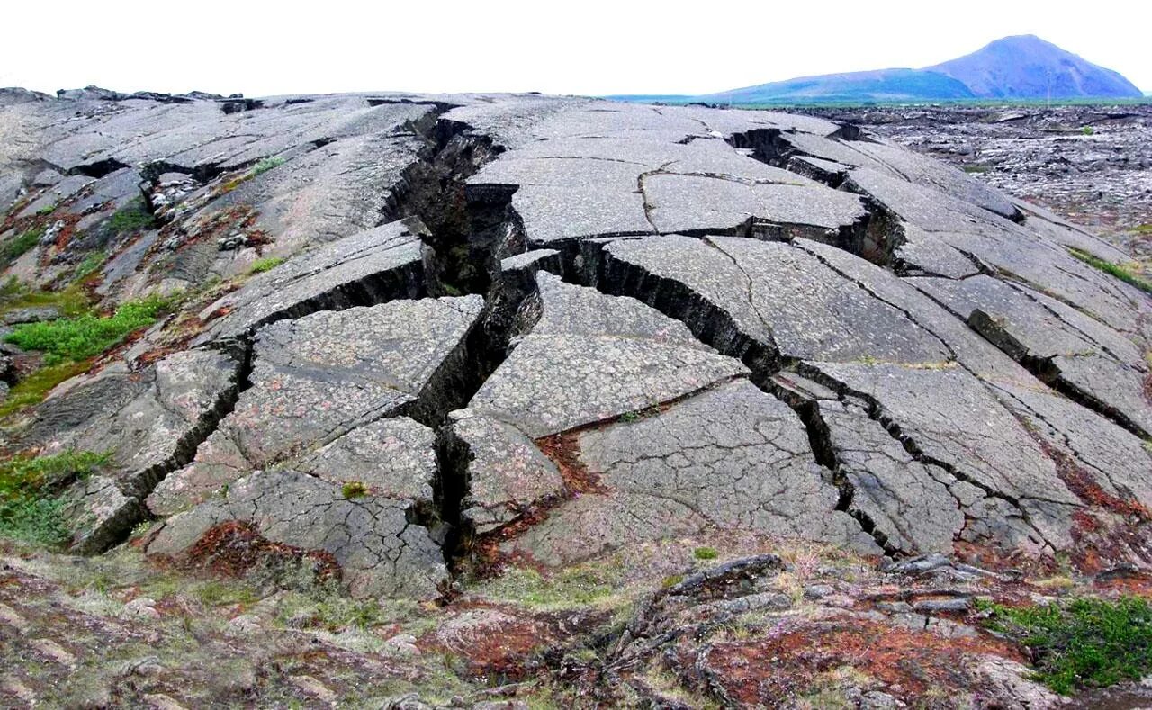 Трещина в горе. Тектонические землетрясения. Тектонический разлом в Исландии. Исландия тектонические плиты. Долина Тингвеллир разлом.