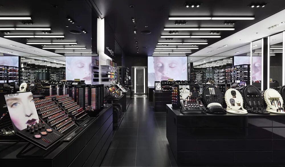 Make it store. Mac косметика. Магазин косметики и парфюмерии. Магазин косметики мас. Mac Cosmetics магазины.