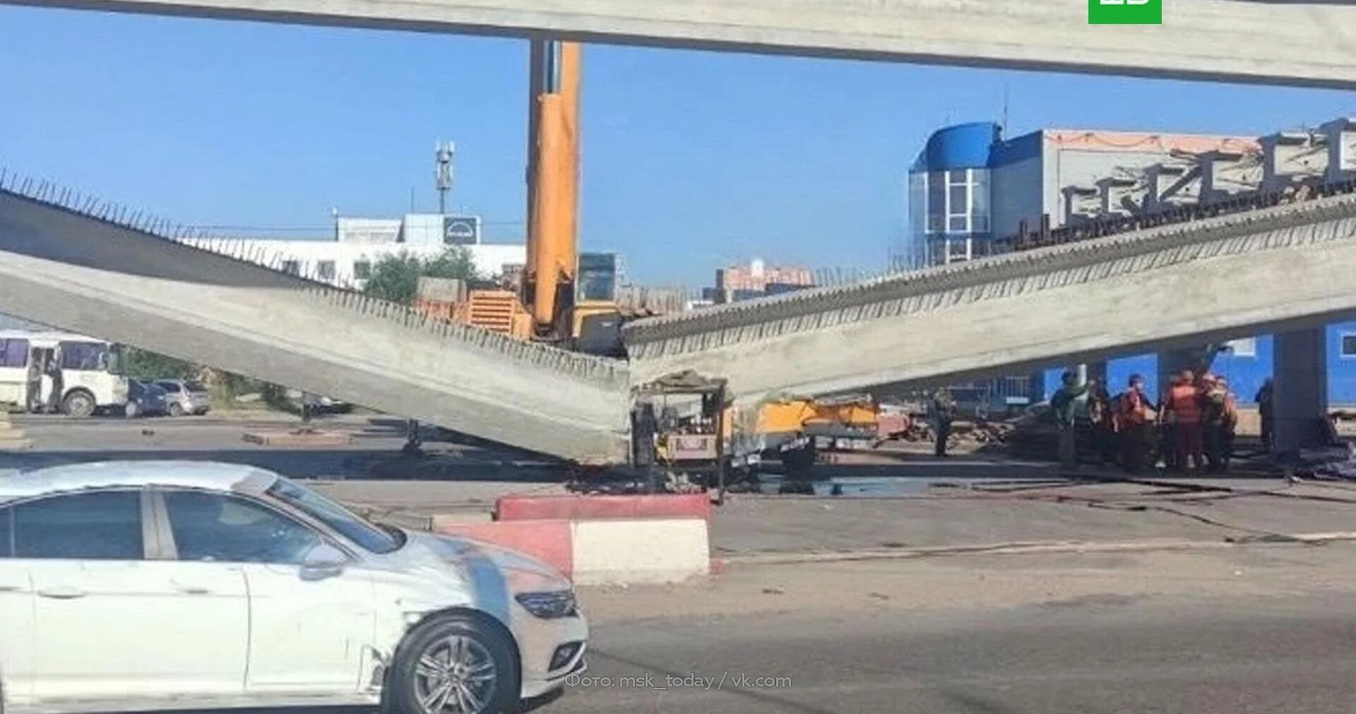 Обрушение моста. Обрушение моста на симферопольском шоссе. под мостом. обвалился мост на мкад. мосты москвы.
