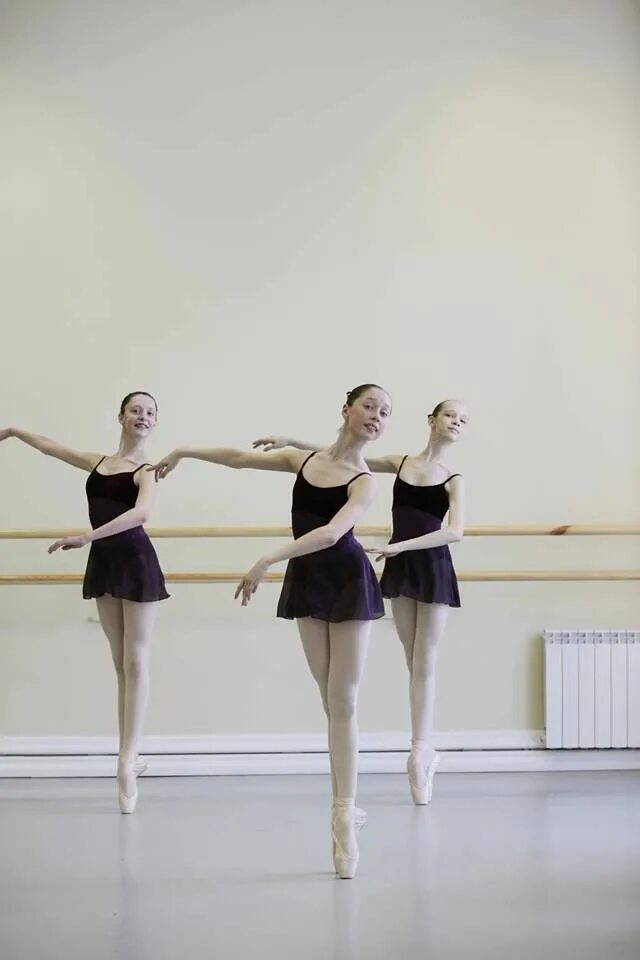 Балет vaganova academy. Классический танец академия вагановой. Балет классический экзерсис. Балерина гранд плие. Классический танец в балете.
