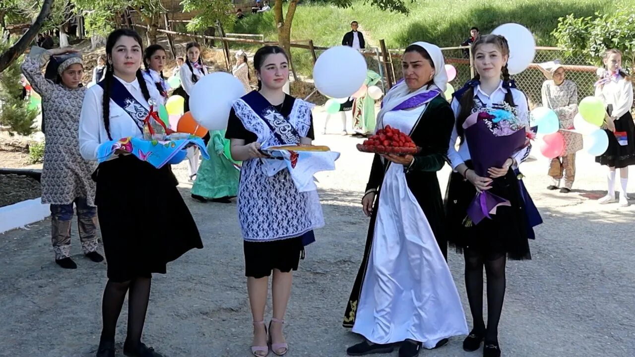 Последние звонок в дагестане в школе. Школа 179 выпускники. Школа 11 кизляр. Дагестанский звонок. Дагестанский выпускной.