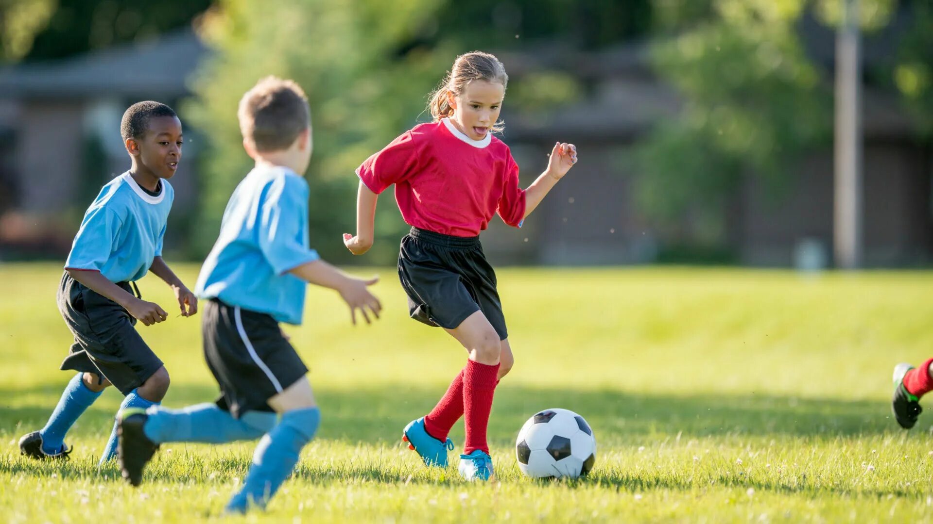 Подростки играющие в подвижные игры. Семья на футбольном поле. They play football after school. Мальчик занимается спортом. They play football after school.