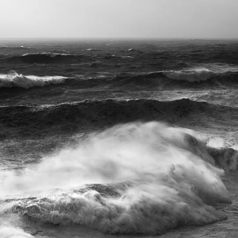 Белые волны песня. Море чб. Черные волны. Волны чёрно белые. Белая волна.