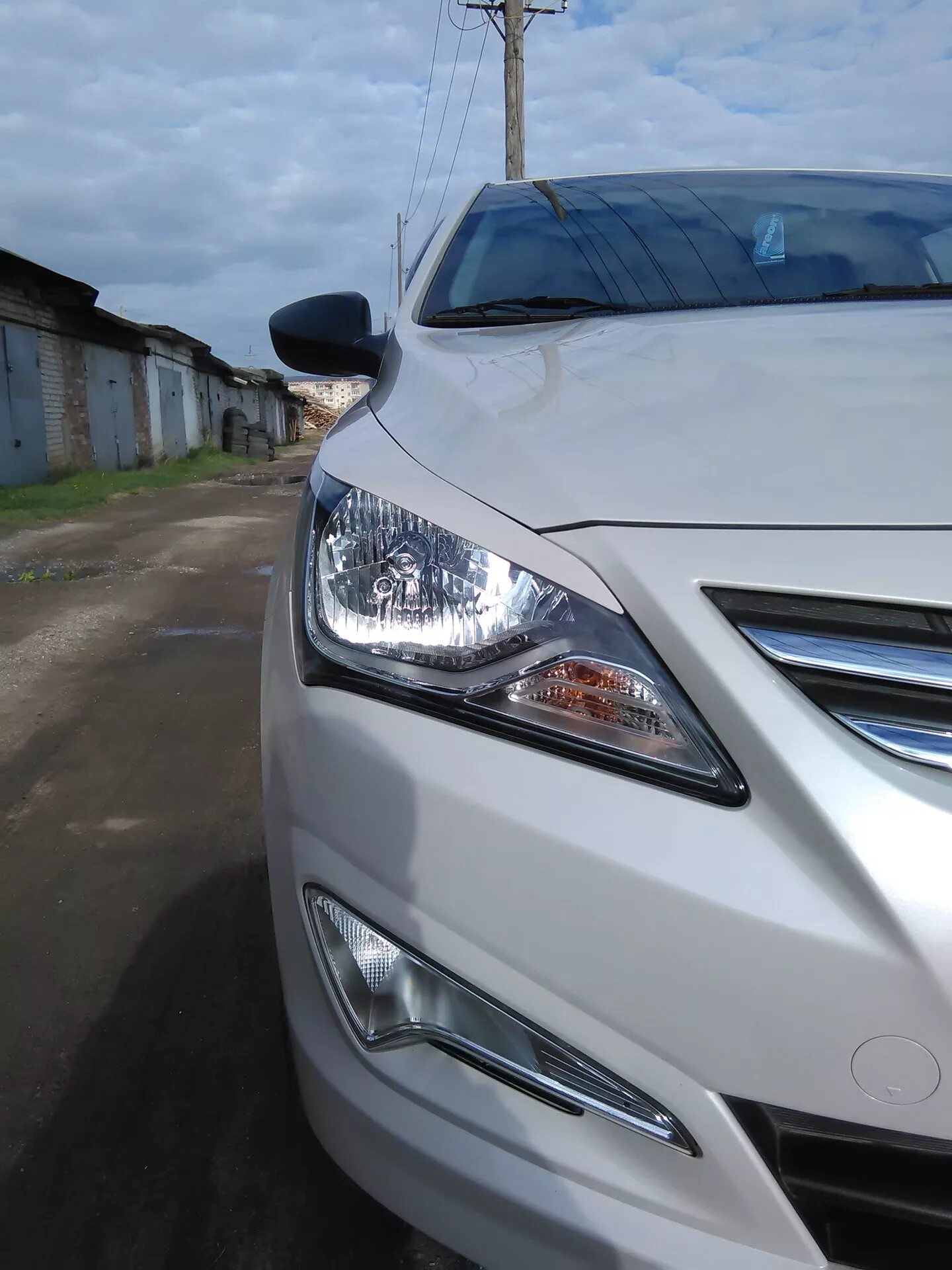 Дефлектор фар. Реснички на hyundai solaris. реснички на хендай солярис 2016. дефлектор на фар хендай солярис 2016. реснички хендай солярис 2014.