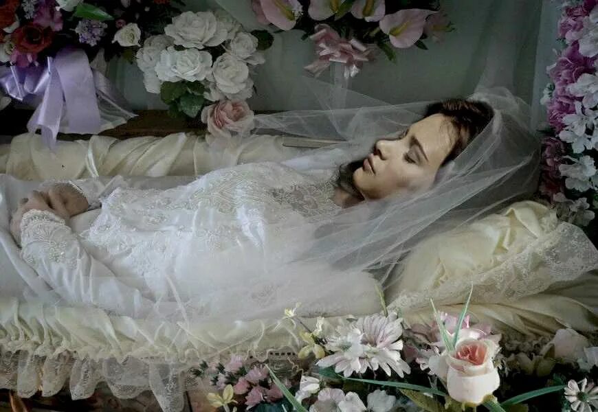 Женский похоронить. Мертвая девушка в свадебном платье.