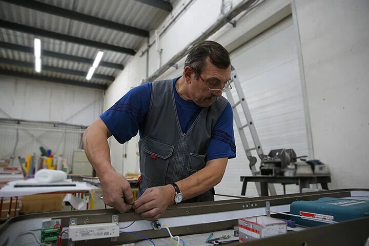 Бригадир на производстве. Завод краснознаменск. Деталь бизнеса краснознаменск генеральный директор. Деталь бизнеса краснознаменск. Небольшое производство.