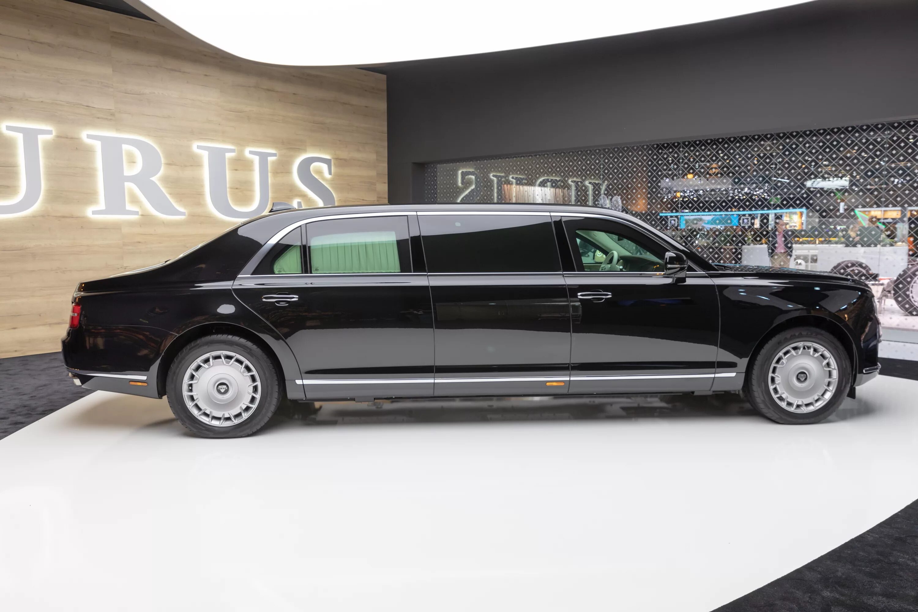 Сколько стоит президентский. Катафалк Аурус лафет. Лимузин Aurus Senat Limousine l700 салон. Aurus Senat Limousine l700 Путина. Aurus Senat Limousine l700 салон.