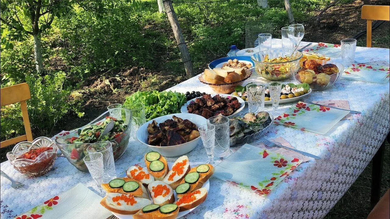 День рождения на природе что приготовить. Стол на природе. Летний праздничный стол. Сервировка стола на пикнике. Стол на природе на день рождения.