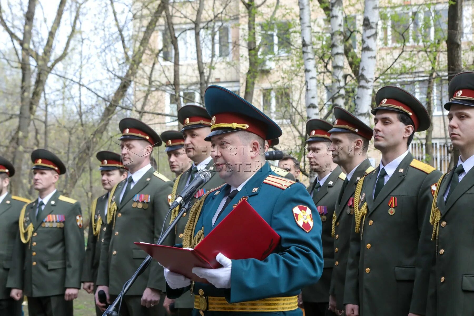 Когда ветераны идут на парад. Ветераны на параде в Москве. Ветераны на параде 2023 в Москве. Ветераны идут на параде в Новокузнецке. 9 Мая Псков парад ветеранов.