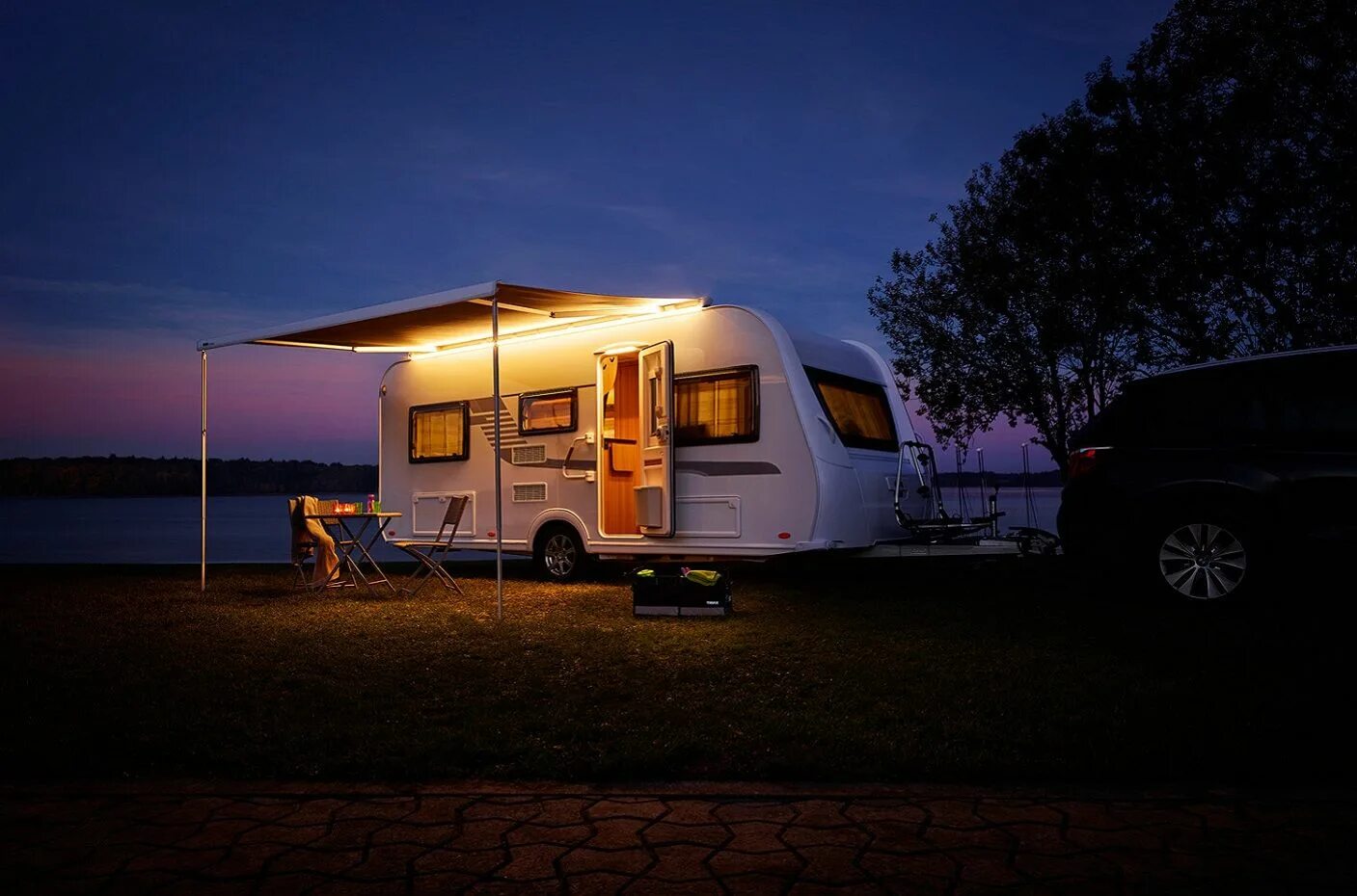 Лед караван. RV Camping. Витрины кемпинг. Палатка для каравана. Avto Camper at Night.