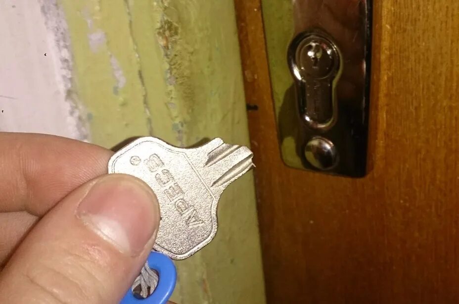 Сломанный ключ в замке. Ключ застрял в замке. Сломанный ключ в двери. Сломанный замок входной двери.