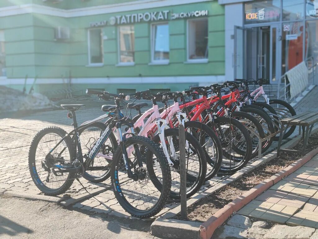 помещение в аренду в промзоне. металлопрокат ассортимент. прокат всем казань. разноцветный декор фотозоны на новый год. человек выбирает автомобиль.