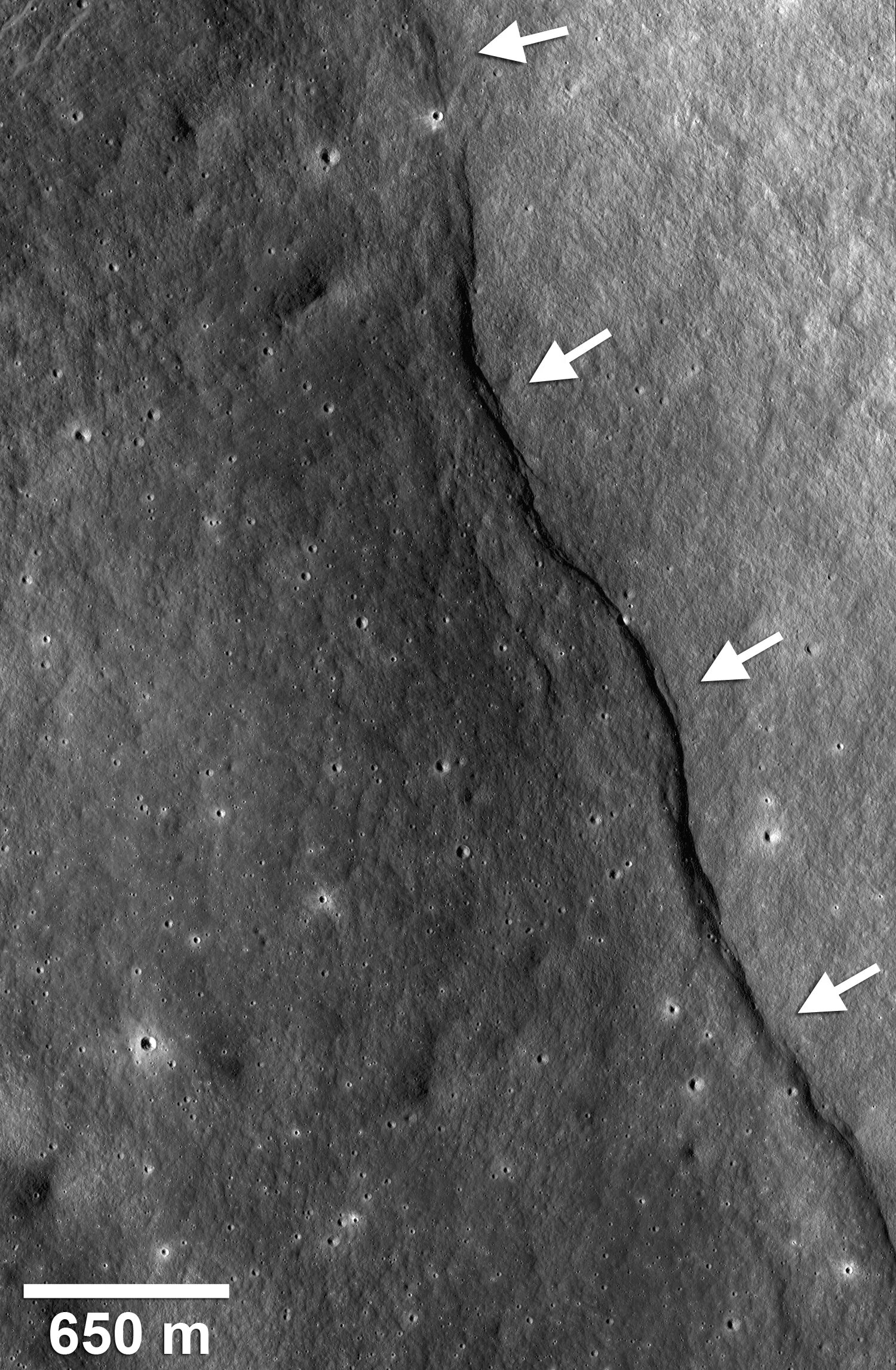 Lunar crack. Снимки Луны НАСА трещина. Трещина на Луне. Луна снимки трещины. Разлом Луны.
