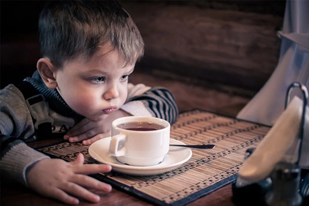 Кофе детям можно давать. Мальчик пьет чай. Чашка чая для детей. Чашки для мальчиков. Чаепитие для детей.