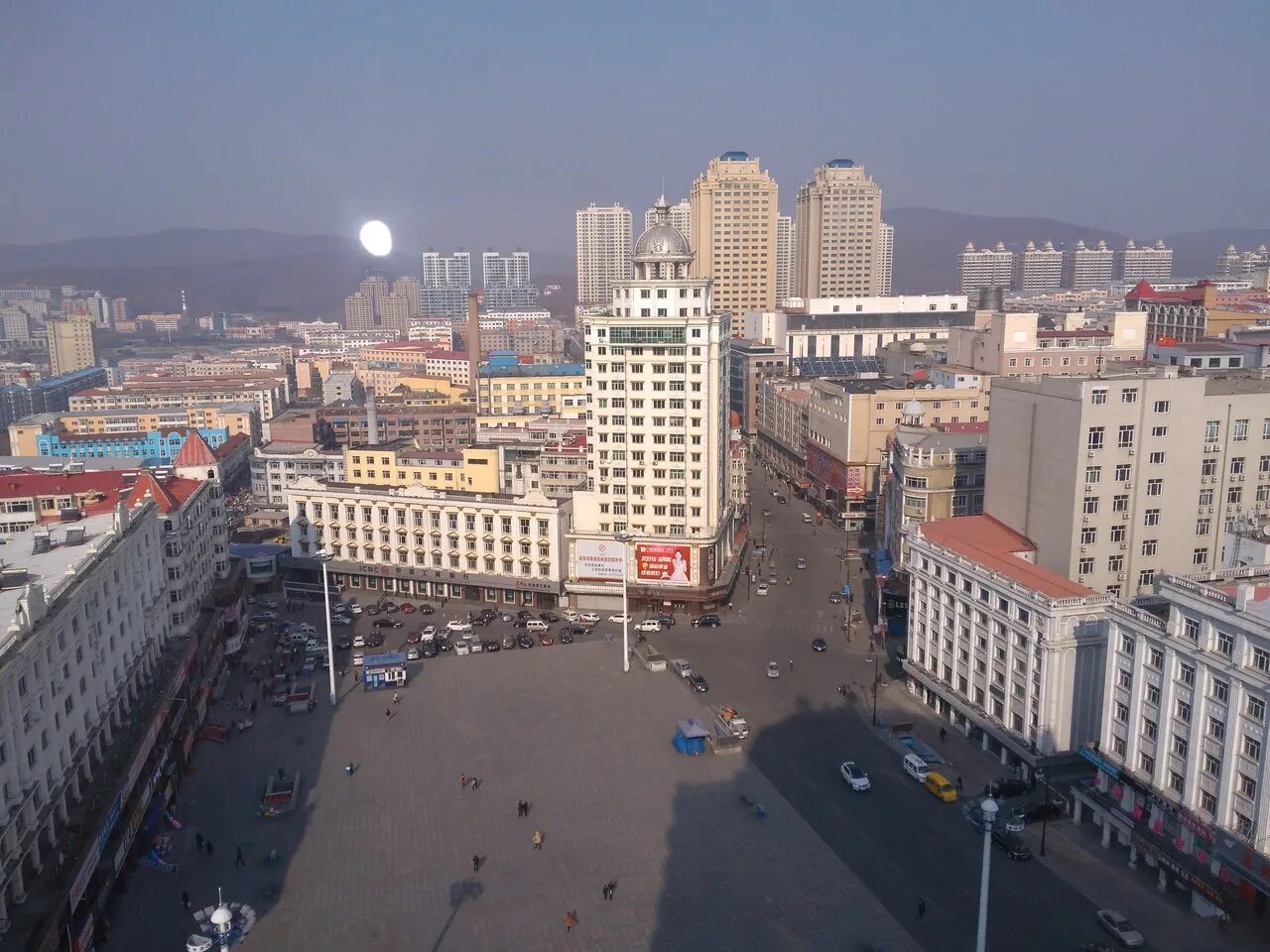 Heilongjiang suifenhe rural commercial bank. Суйфэньхэ. Город Суйфэньхэ в Китае. Суйфэньхэ, Хэйлунцзян. Площадь Суйфэньхэ.