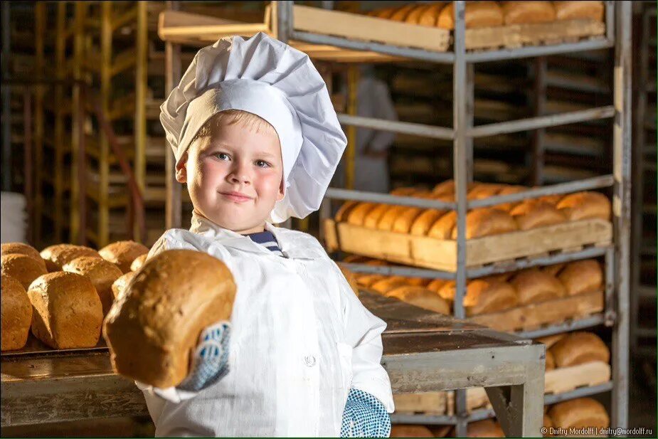 Пекарь с хлебобулочными изделиями для детей. Картина для детей пекарня. Пекарь с хлебом.
