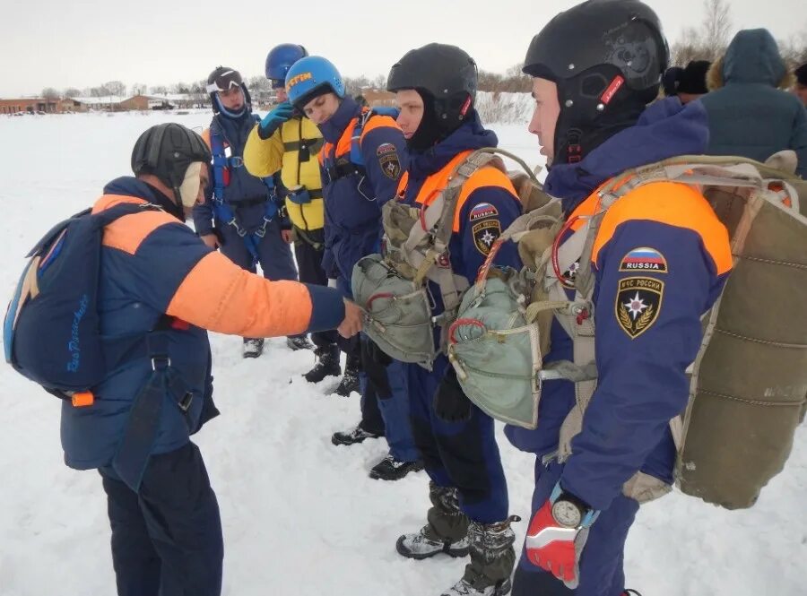 Спасательная подготовка мчс. Спасатель десантник МЧС. Спасатели парашютисты МЧС. Парашютно десантные отряды МЧС. Подготовка спасателей МЧС.