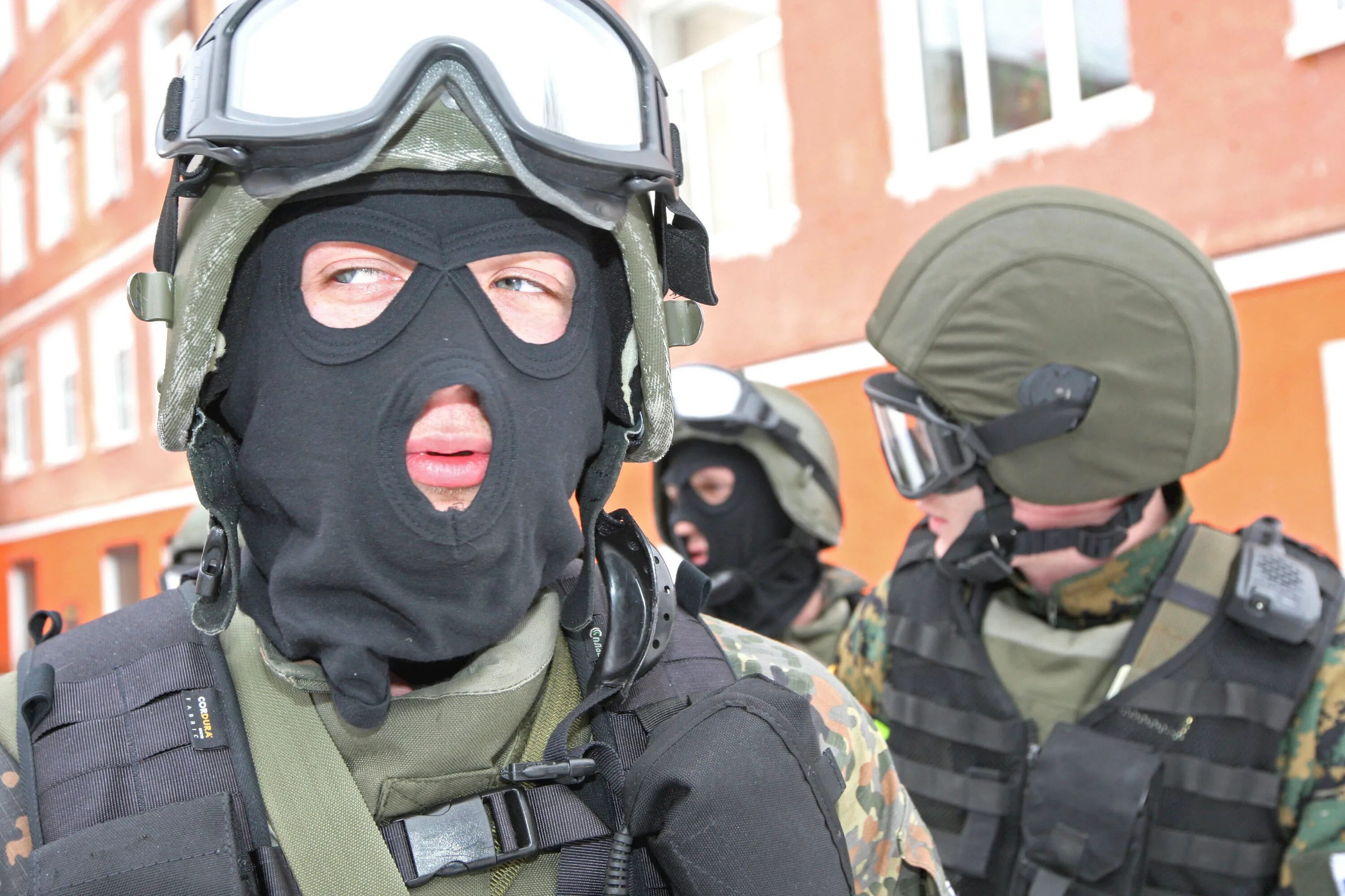 Лица силовиков. Силовики в масках. Силовики. Задержание украинского шпиона. Человек в маске омона.