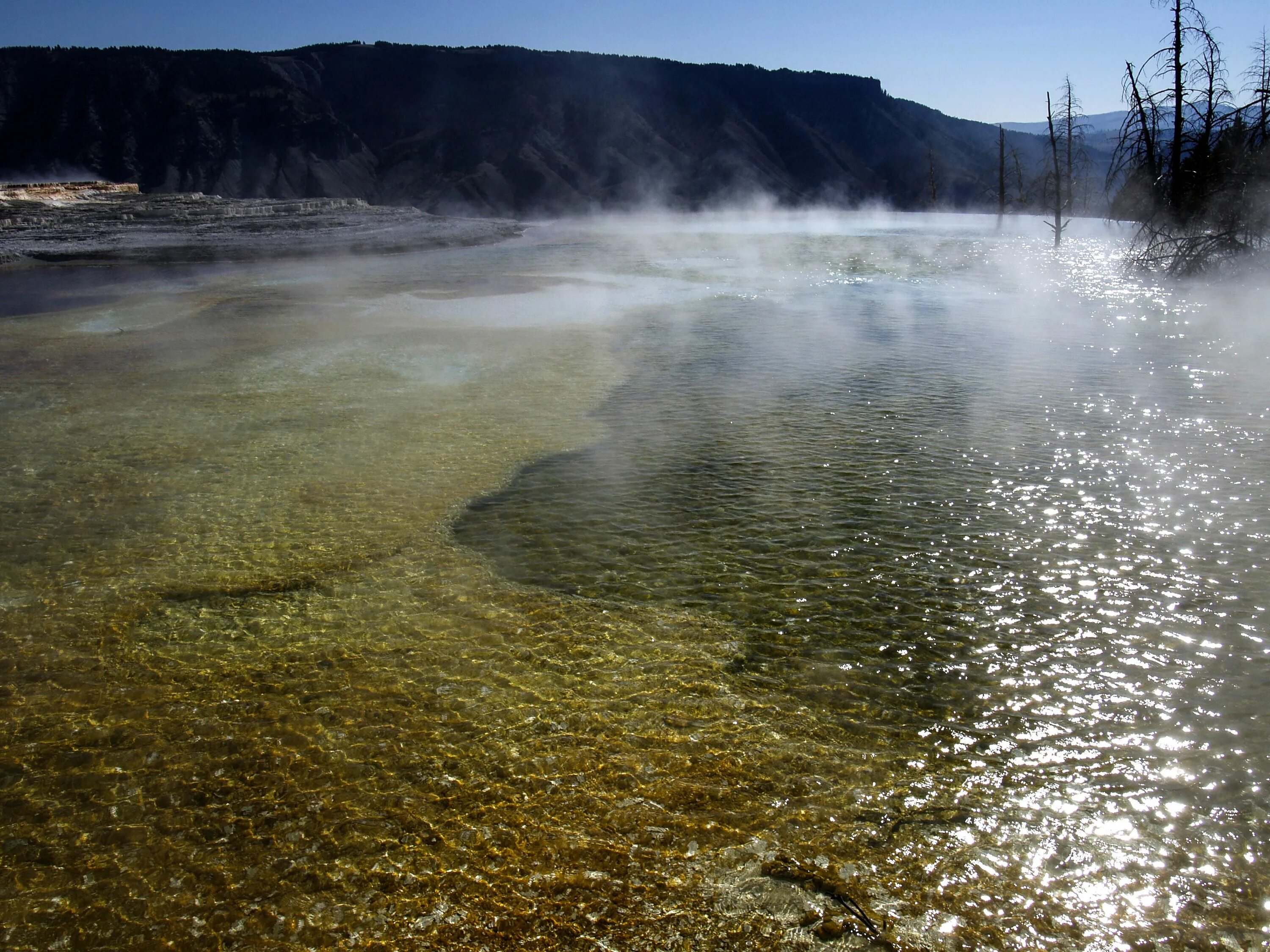 Горячий источник озеро. Йеллоустонский национальный парк. Yellowstone National Park (Wyoming). Горячие источники Вайоминг. Hot Springs - Yellowstone National Park.