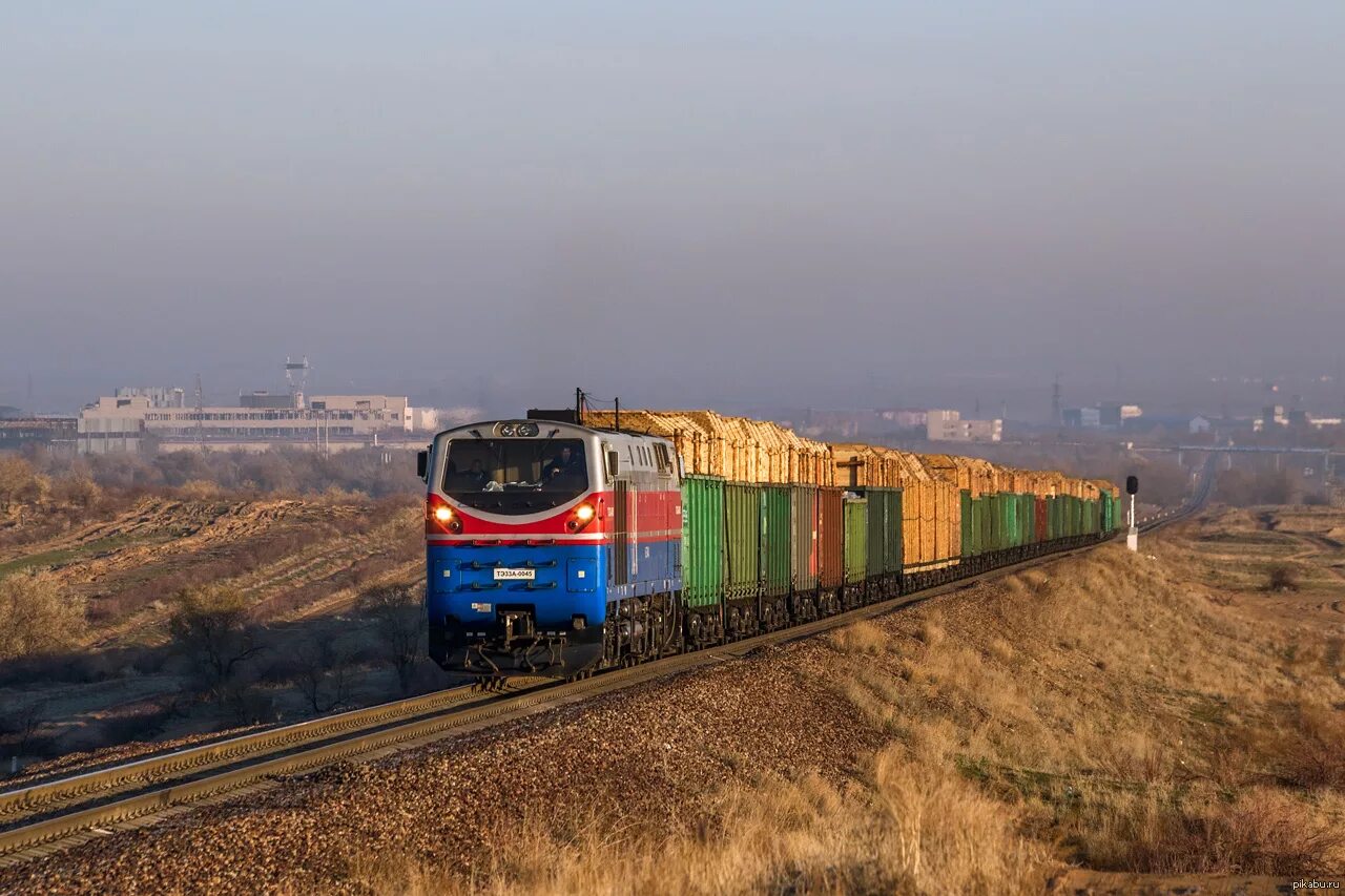 Железная дорога товарная. Тэ33а. Тэ33а в России. Грузовой поезд. Товарный поезд.