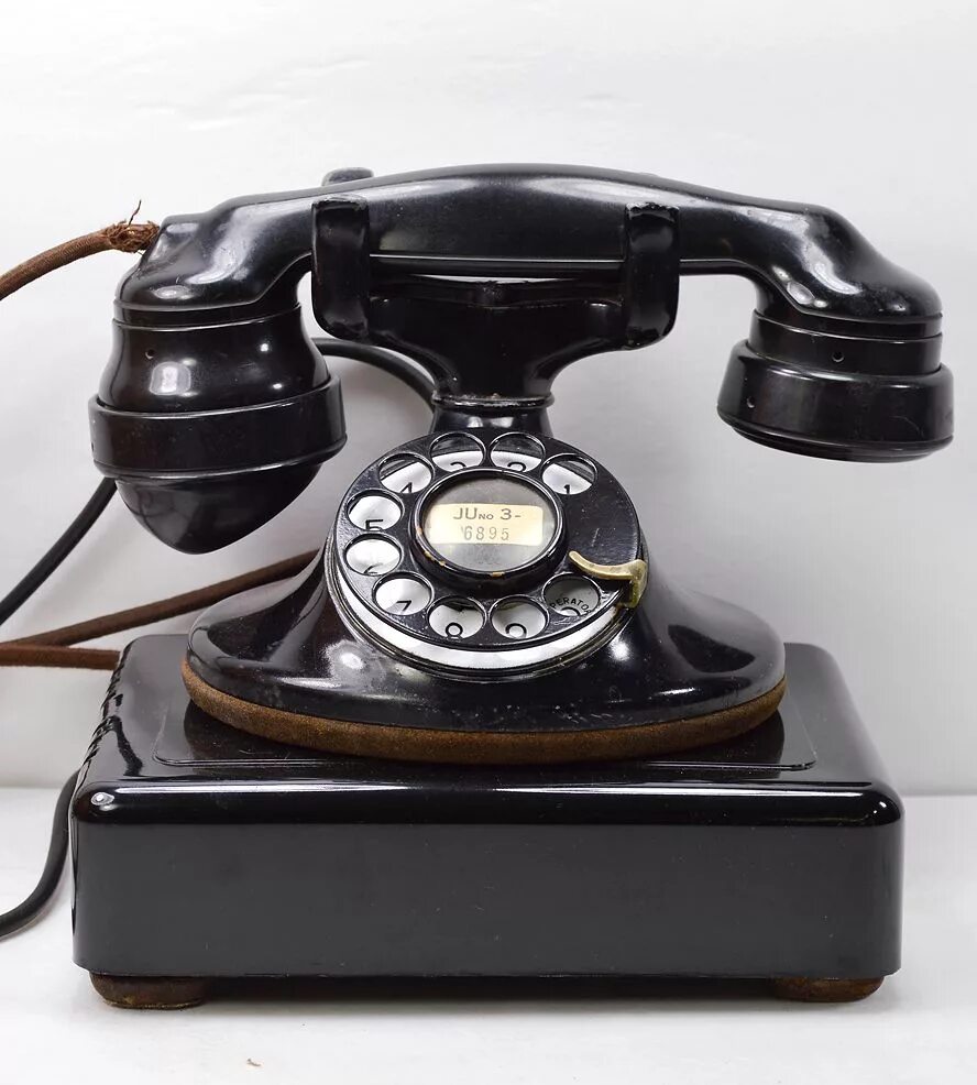 Тема старого телефона. Старый телефон. Старинный телефонный аппарат. Телефонный аппарат ретро. Домашний телефон старинный.
