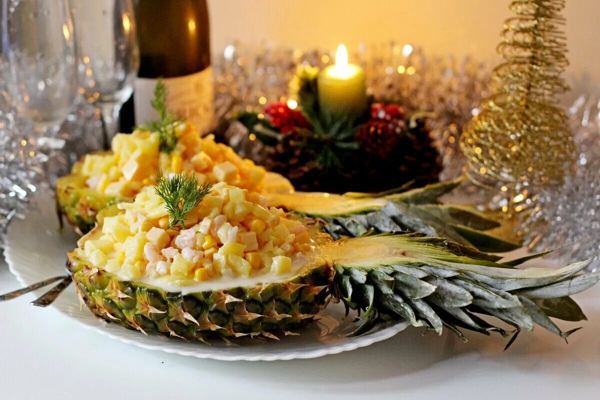 Ананас на столе фото. Блюдо в ананасе. Салат с ананасом. Новогодние блюда. Красивые новогодние блюда.