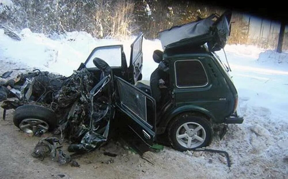 Ваз 2121 битая. Нива сломана. Бордовая шевроле нива разбитая. Нива сломана. Перевертыш битая нива шевроле.