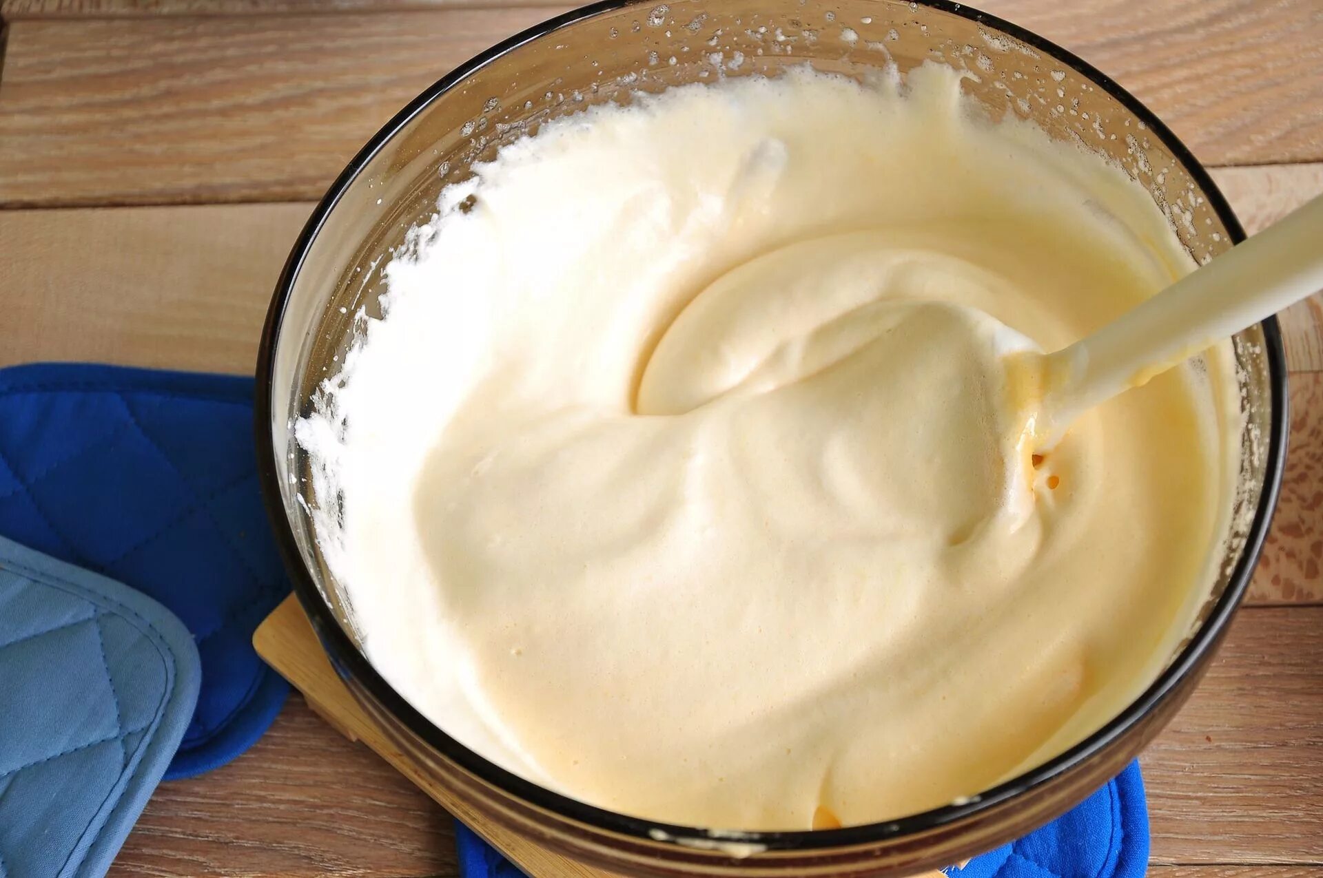 Крем для торта яйцо сахар масло. Взбитые белки и желтки. Перемешиваем крем для торта. Смешиваем взбитые белки и желтки. Крем для бисквитного теста.