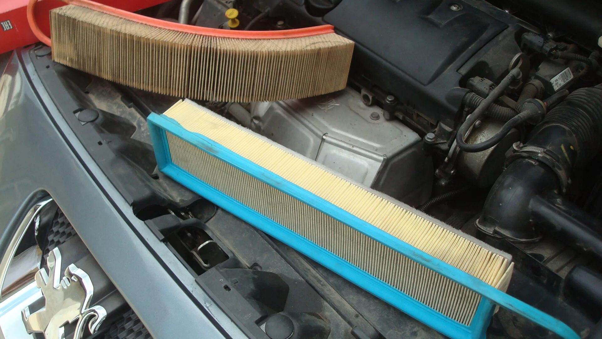 Замена воздушного фильтра 308. Замена воздушного фильтра 308. Пежо 308 фильтр двигателя. Воздушный фильтр двигателя пежо 308. Воздуховод пежо 308 1,6 дмр.