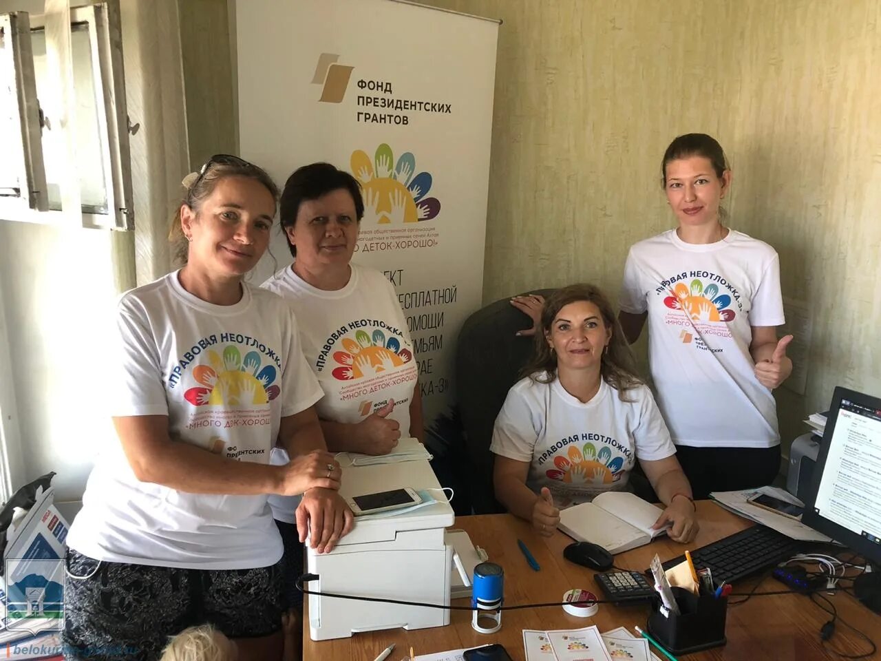 Объявление о благотворительности для многодетной семьи. Фонд помощи многодетным. Фонд родник. Подарок многодетной маме. Объединение многодетных семей города москвы логотип.