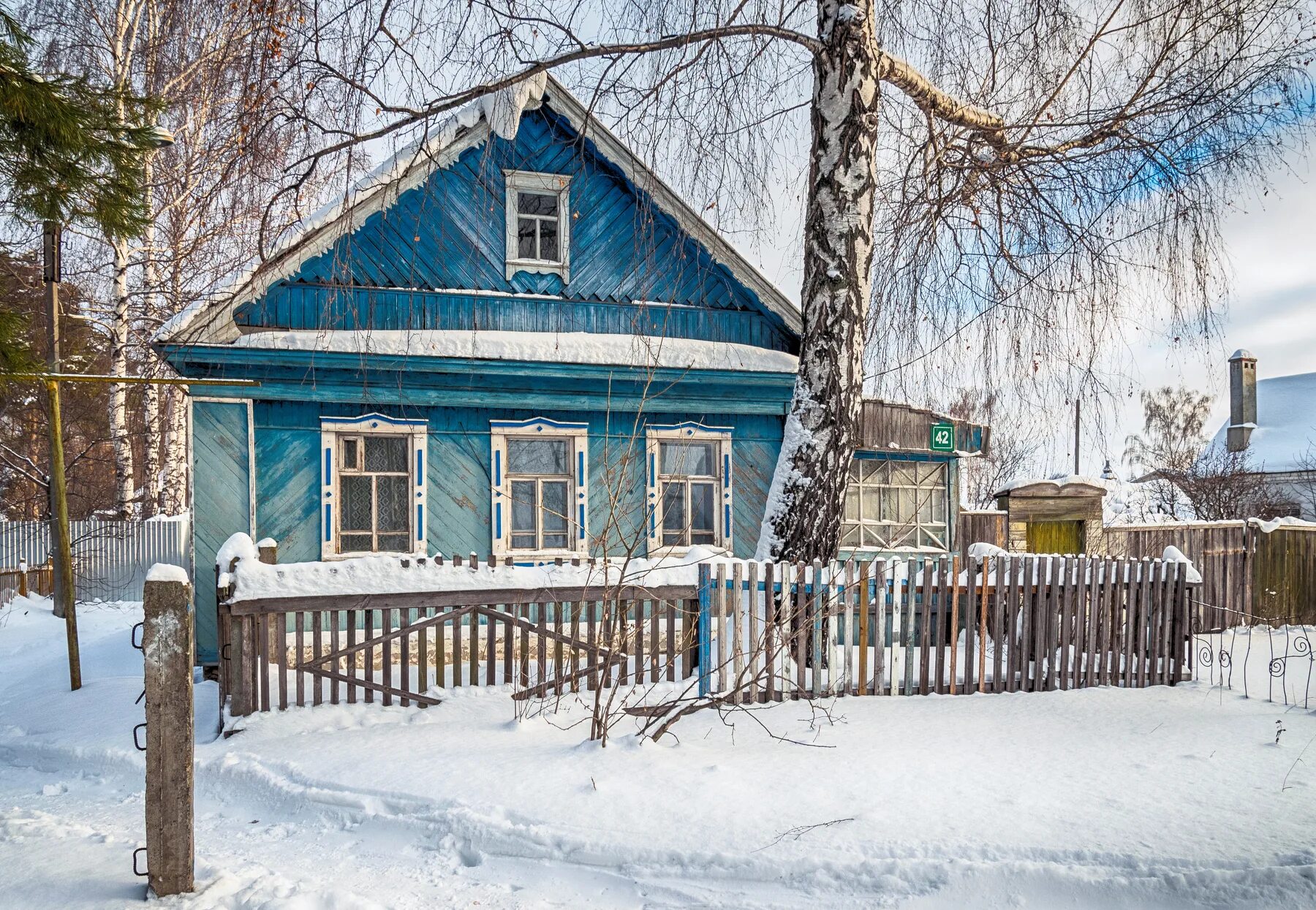 Дом в деревне в тульской. Синий деревенский дом. Голубой деревенский дом. Голубой деревенский домик. Зеленый дом в деревне зимой.