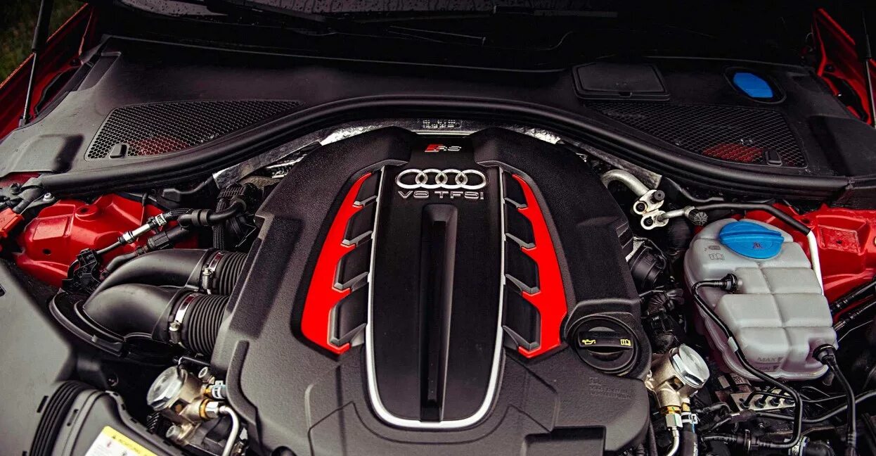 Ауди двиг. Ауди rs6 мотор. Двигатель Audi RS 6. Двигатель Ауди rs6. Audi rs6 c6 двигатель.