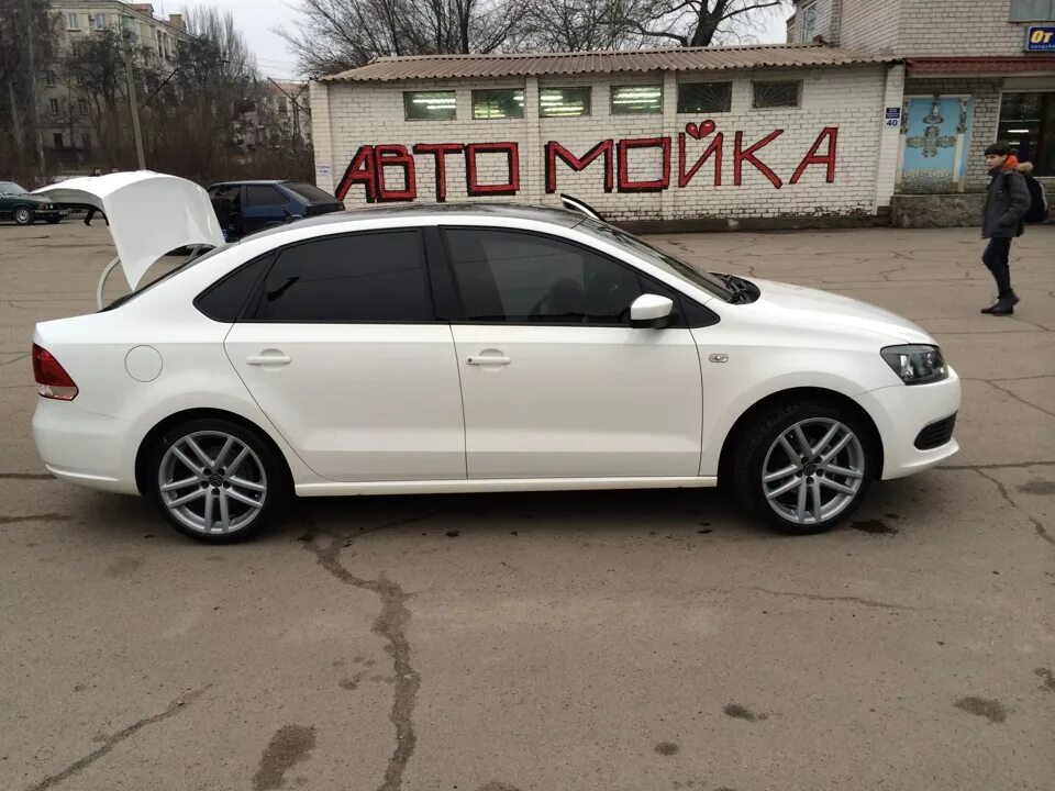 Фольксваген поло седан r16. Белая VW Polo r16. Диски на Фольксваген поло р16. Volkswagen Polo лифтбек r17. Поло р17