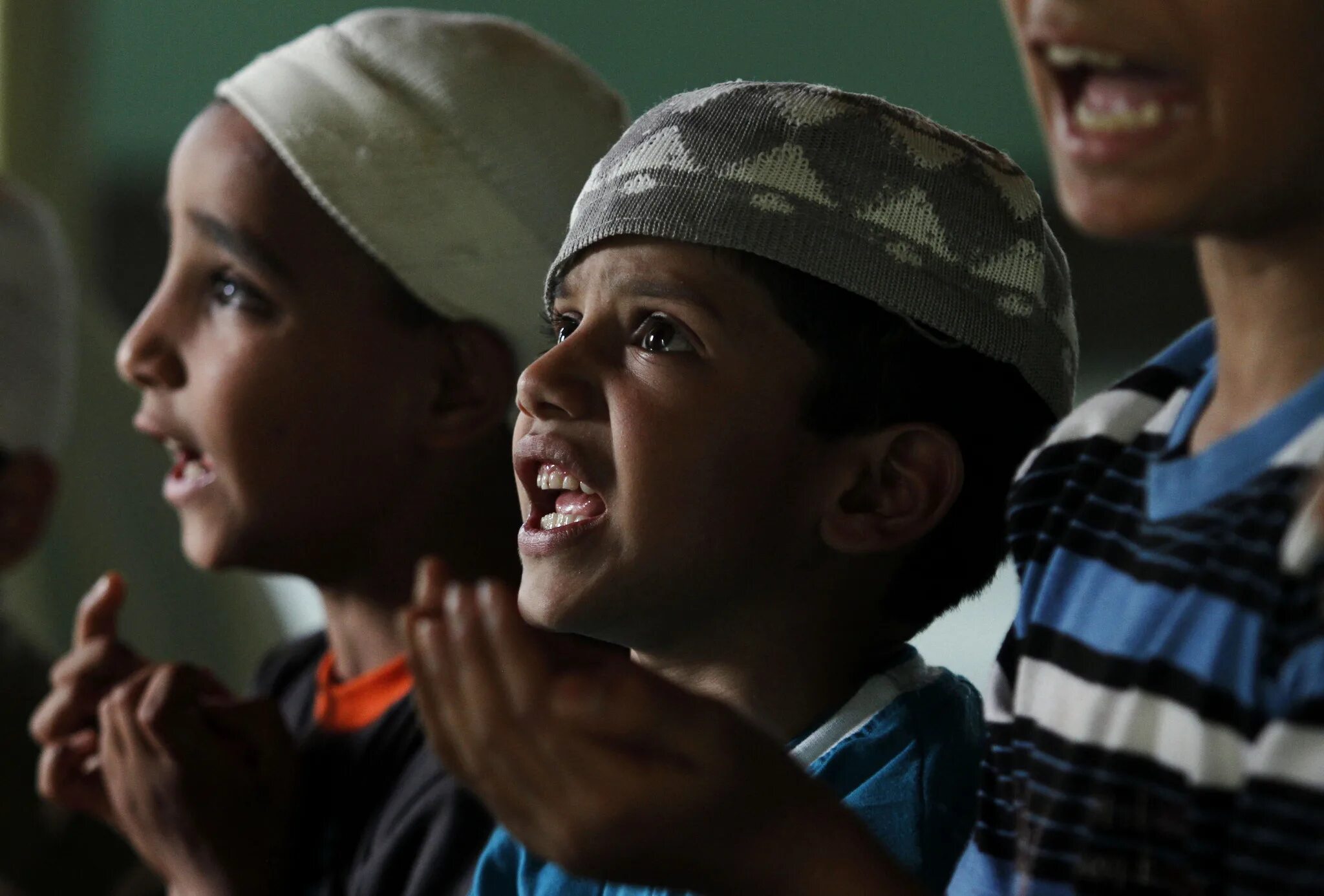 Общаюсь с мусульманином. Мусульманские дети. Мусульманин улыбается. Малыш мусульманин. Мусульмане дети в школе.