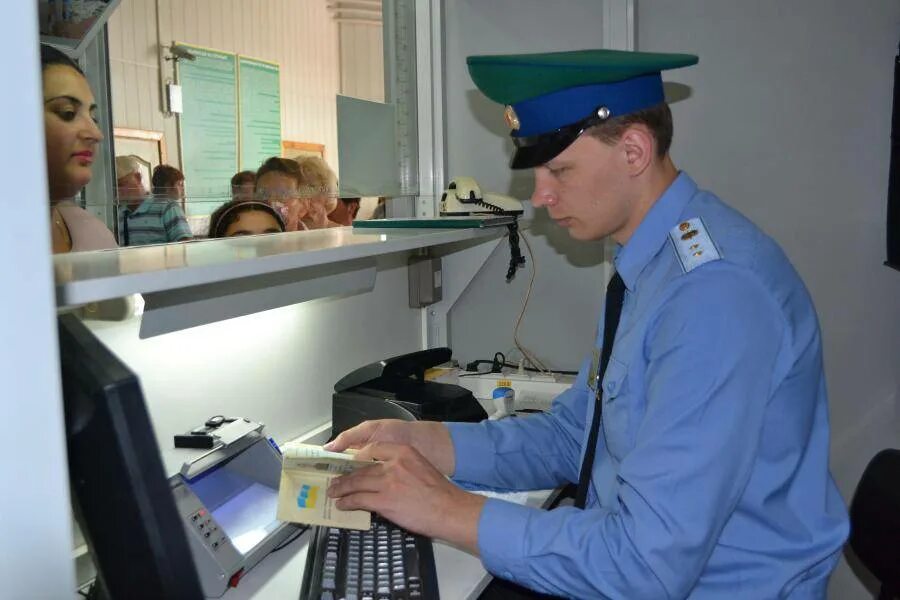 Пограничный маркер. Пограничный паспортный контроль Шереметьево. Пограничный контроль Шереметьево форма. Пограничный контроль в аэропорту Домодедово.