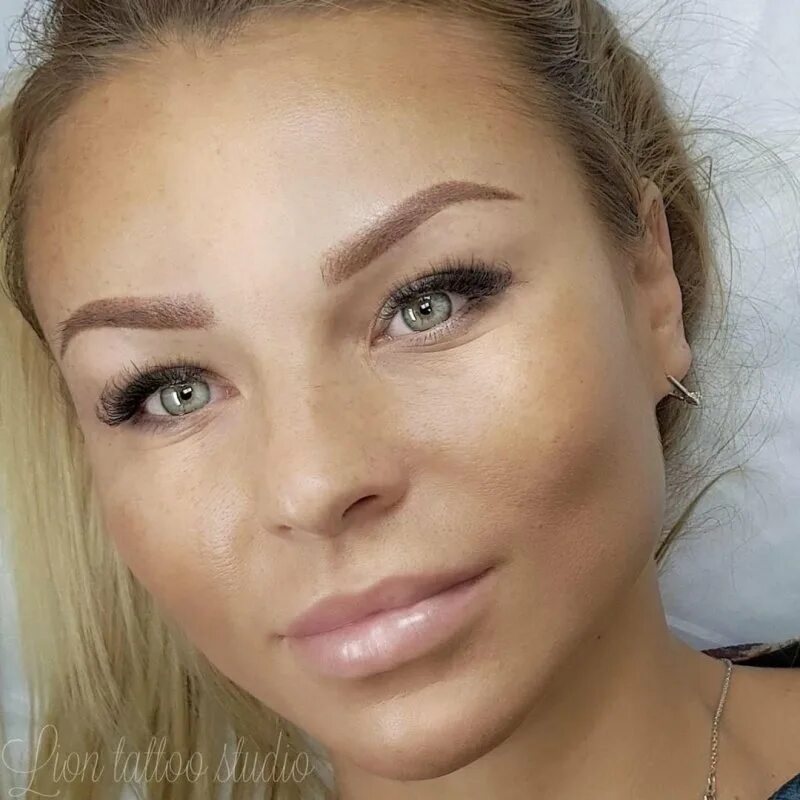 Татуаж бровей после ботокса. Брови татуаж после ботокса. Опустились брови после ботокса. Архитектура бровей лифтинг эффект. Пудровые брови хной.