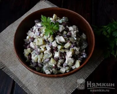 Салат с курицей фасолью и огурцами маринованными