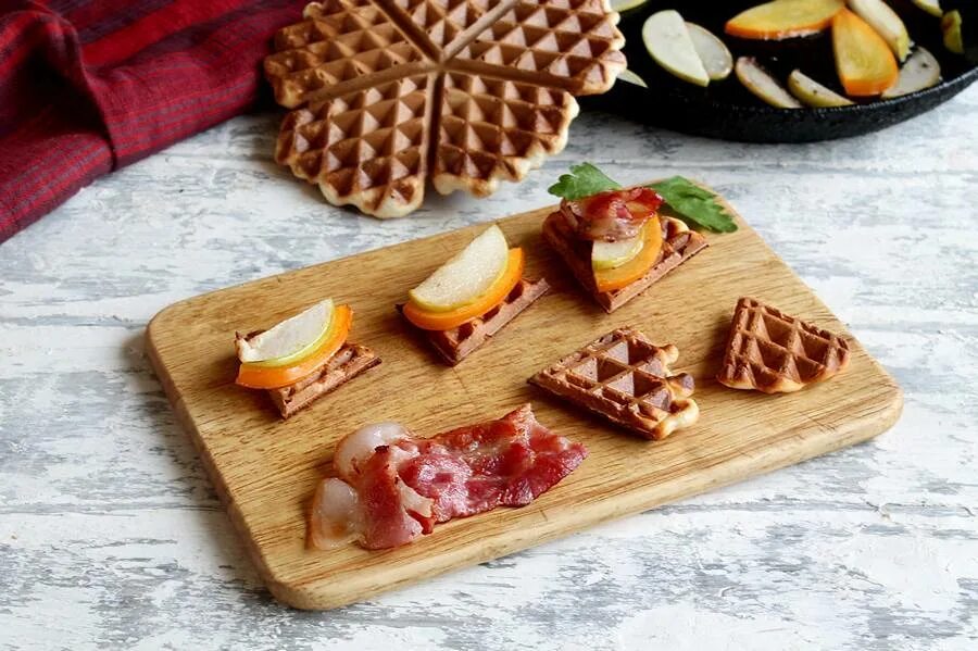 Венские вафли несладкие. Бельгийские картофельные вафли. Песочные вафли шарлиз. Венские вафли с колбасой. Венские вафли с колбасой.