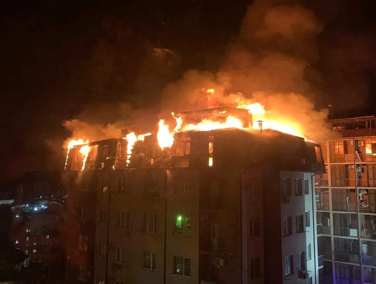 Пожары. Пожар в доме. Пожар в Сочи. Горящий многоэтажный дом. Сгорела многоэтажка