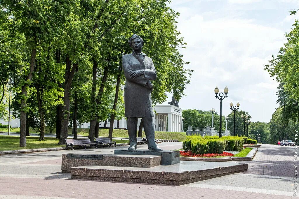 Минск памятники. Памятники в Минске фото. Прогулка по Минску. Памятники Минска фото и название. Памятники в минске недорого