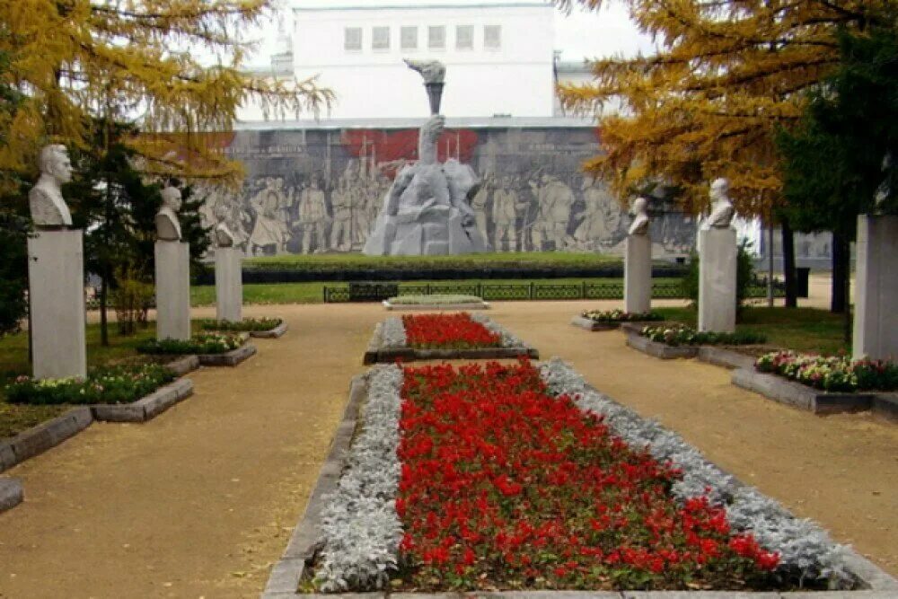 Сквер революции памятник. Сквер революции Новосибирск. Парк героев революции в Новосибирске. Новосибирский сквер героев революции. Памятник героям революции в Новосибирске.