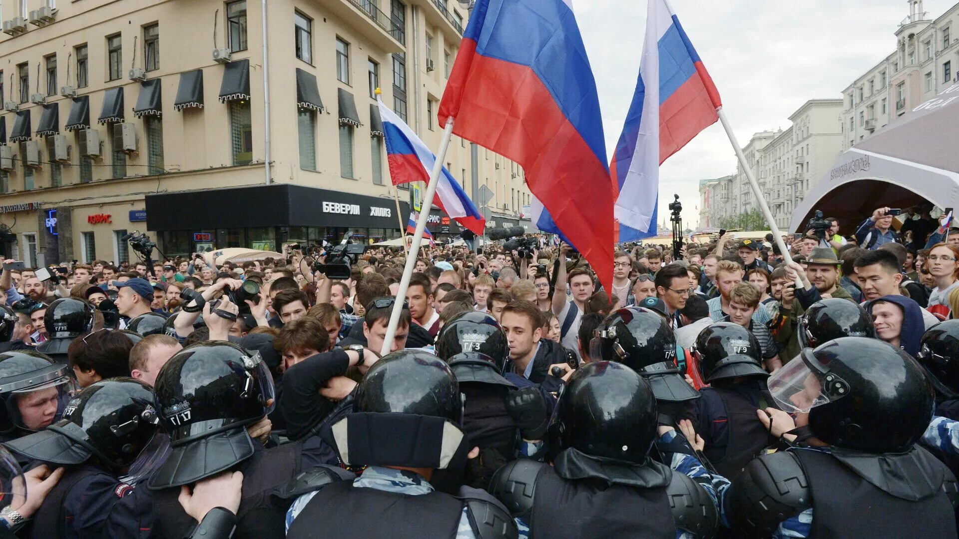 Политический митинг. Митинги в России. Митинг ер в Москве. Демонстрация протеста. Организация митингов и собраний