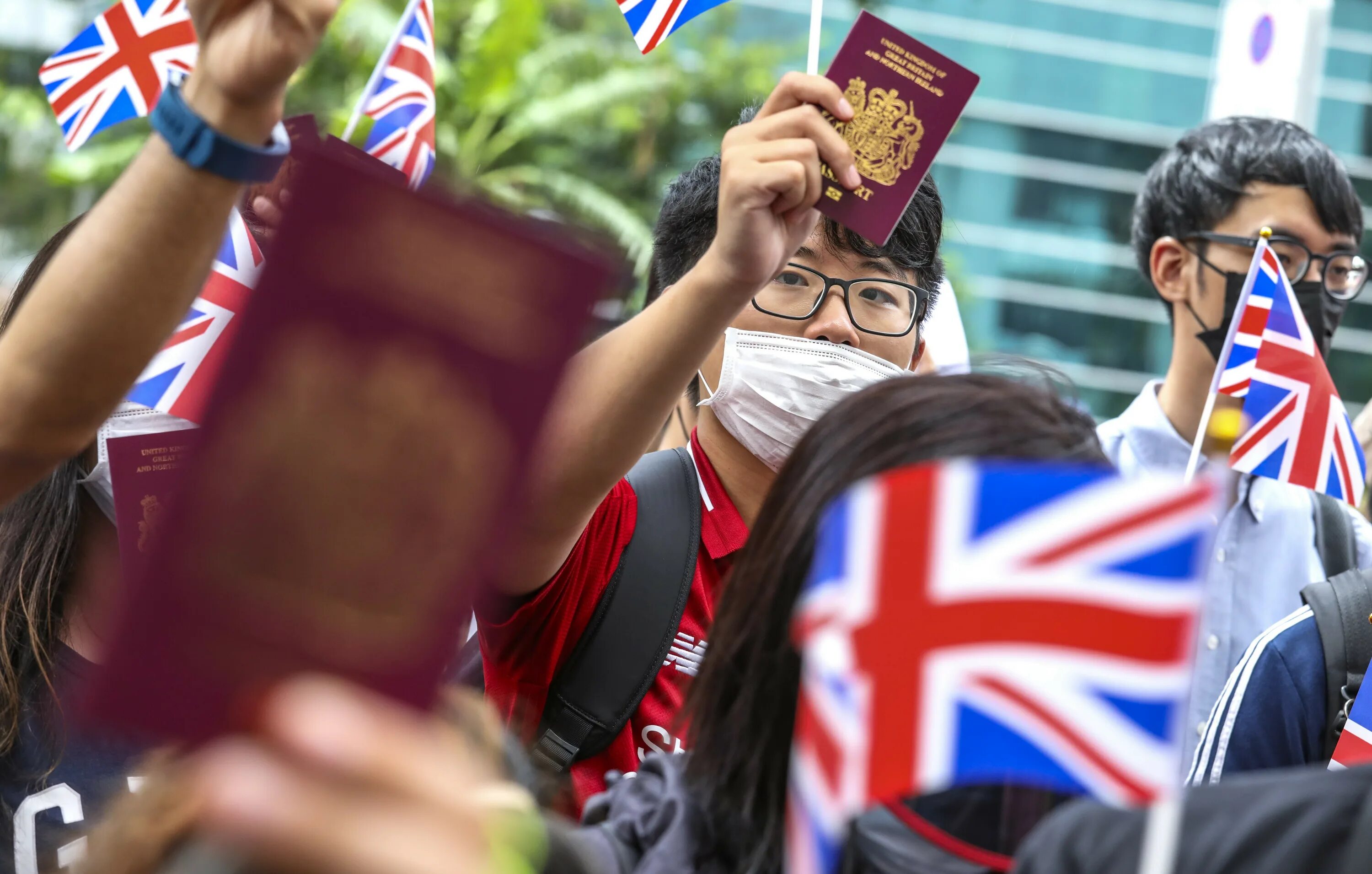 Britain is a nation. Виза в Гонконг. Иммиграция в Британию. Люди на улицах Гонконга. KDS Британии.